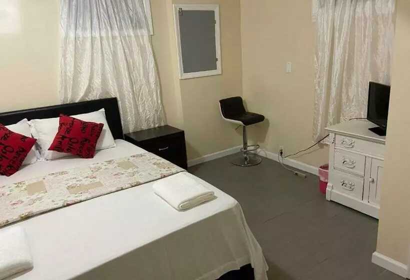 پانسیون A Private Room In Queens