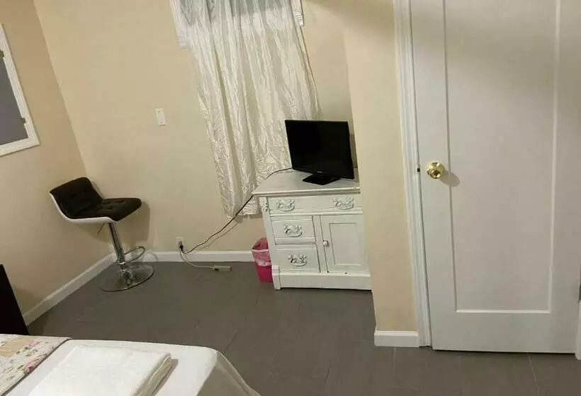 پانسیون A Private Room In Queens