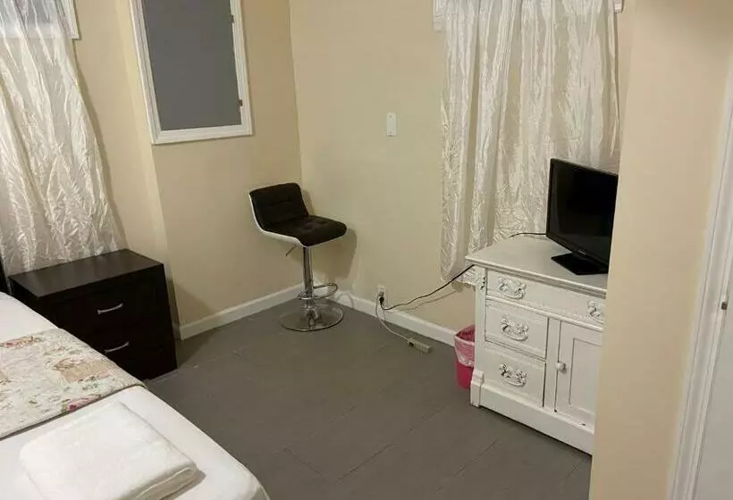 پانسیون A Private Room In Queens
