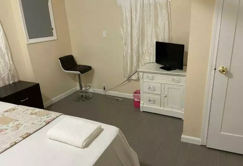 پانسیون A Private Room In Queens