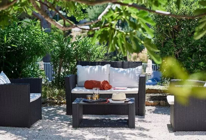 هتل Domaine Du Calidianus