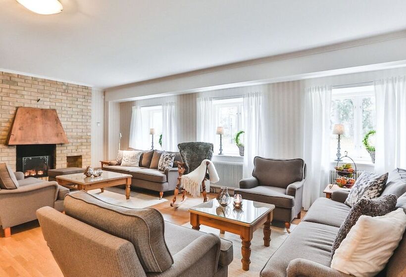 בית מלון כפרי Hennickehammars Herrgård