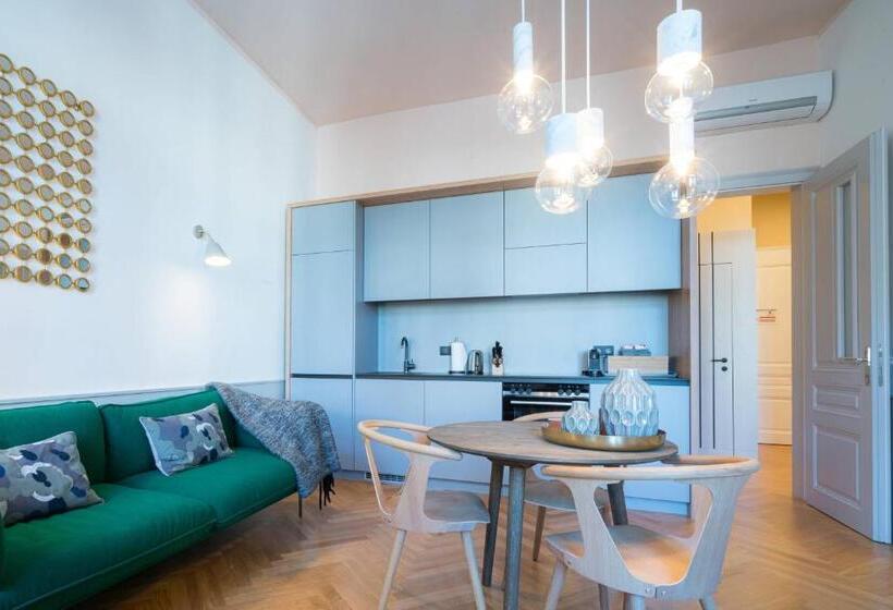 Vienna Residence, City Hall Parliament