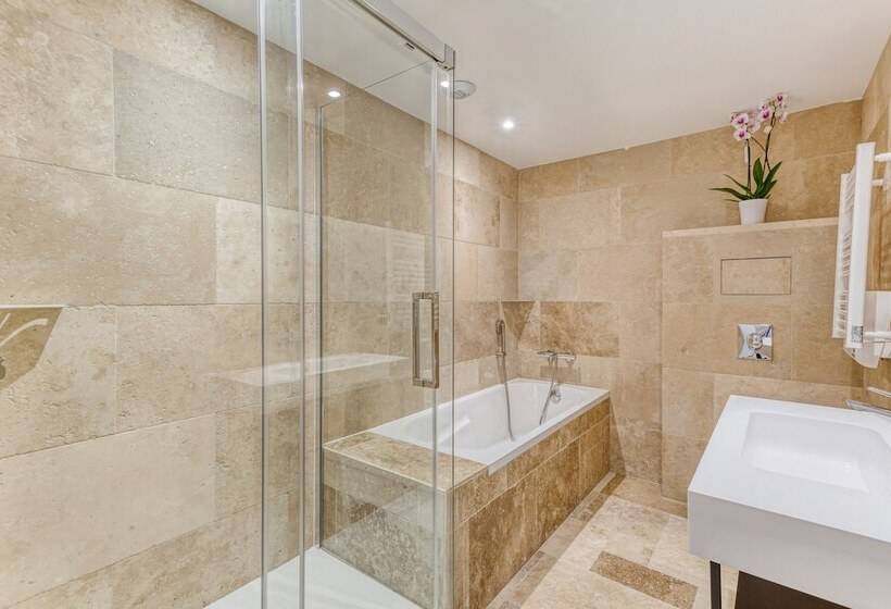 Отель Domaine De La Nerthe