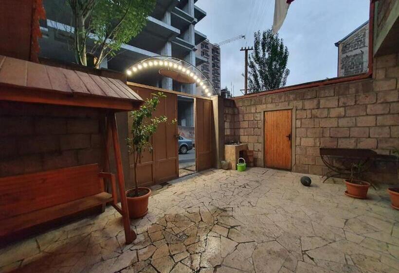 هاستل Old Center Yerevan