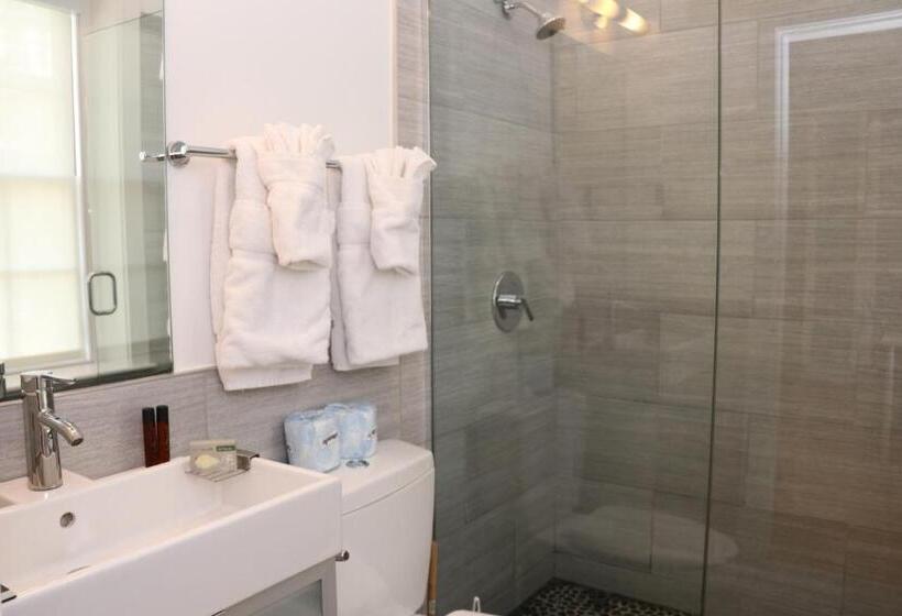 Downtown Beacon Hill, Convenient, Comfy Studio #10