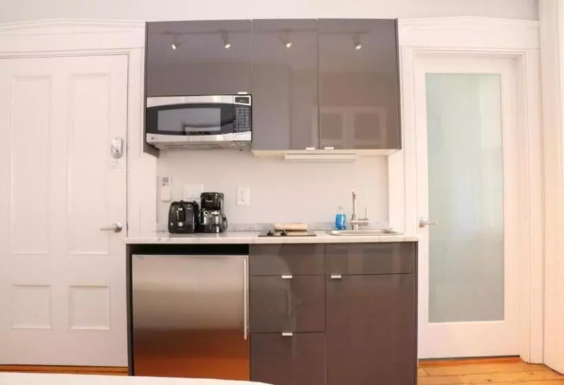 Downtown Beacon Hill, Convenient, Comfy Studio #10