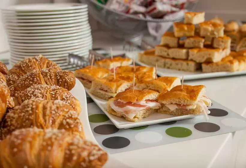 Отель Ariston & Apartments