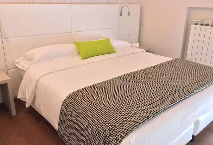 Отель Ariston & Apartments