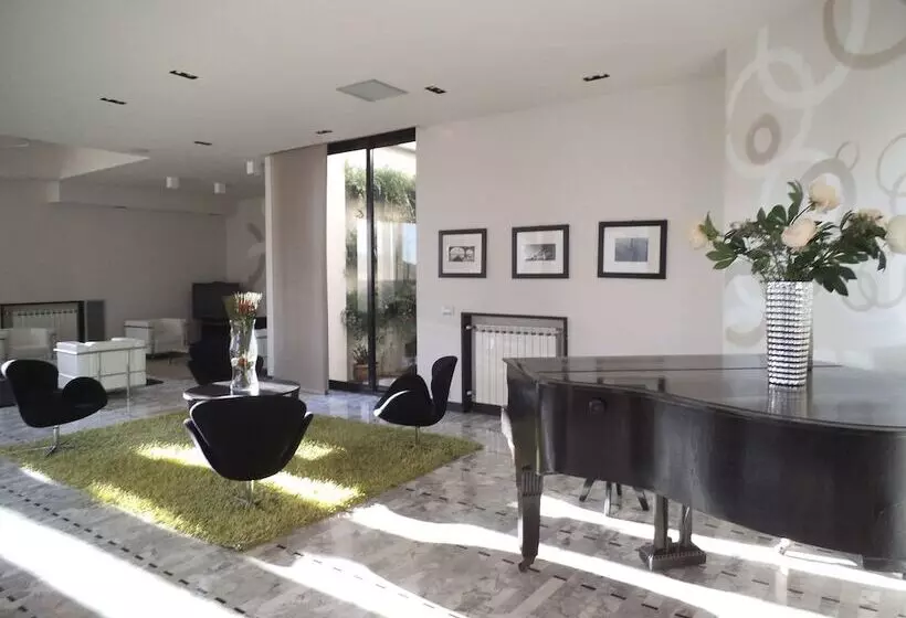 Отель Ariston & Apartments