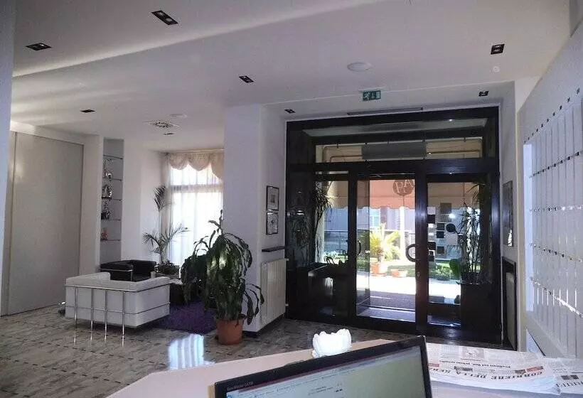 Отель Ariston & Apartments