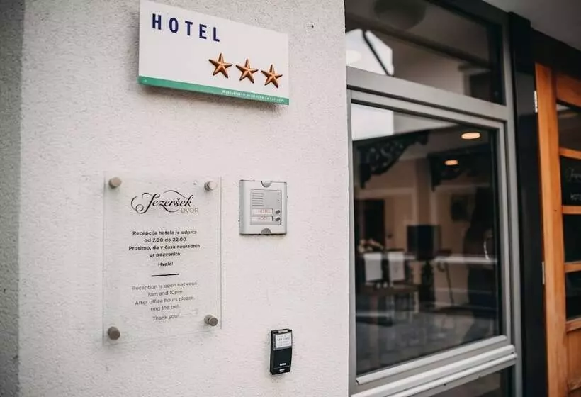 Отель Dvor Jezersek Brnik