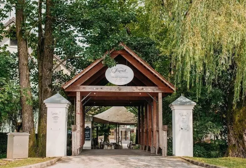 Отель Dvor Jezersek Brnik