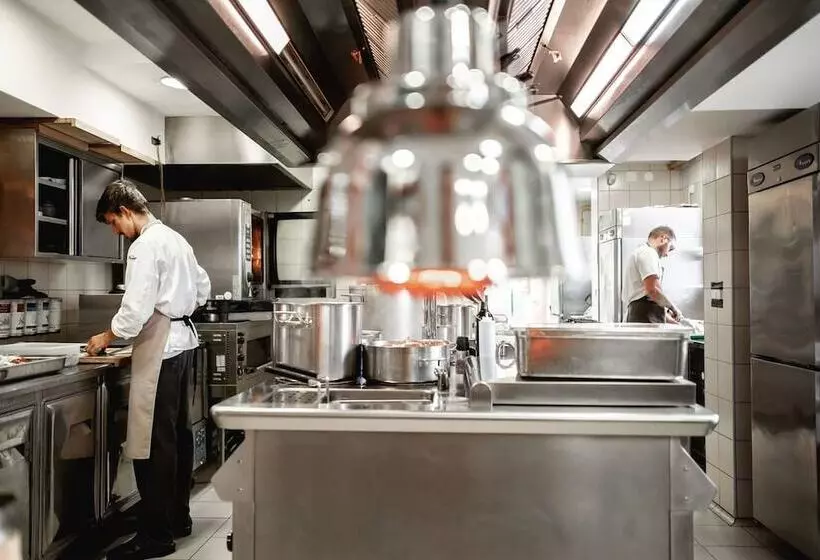 Отель Dvor Jezersek Brnik