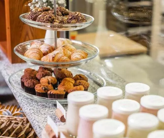 Отель Dvor Jezersek Brnik