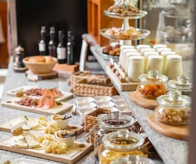 Отель Dvor Jezersek Brnik