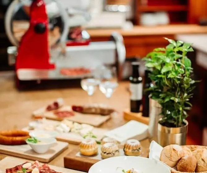 Отель Dvor Jezersek Brnik