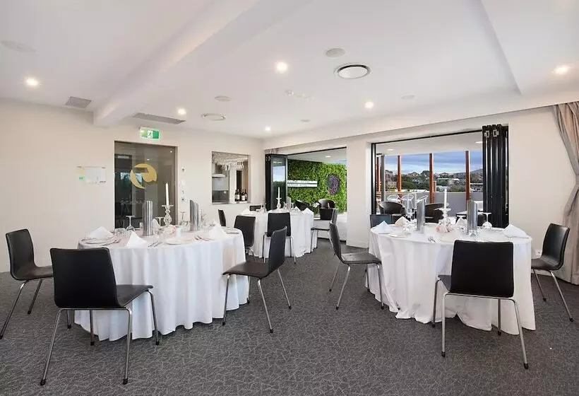 Jephson Hotel & Apartments