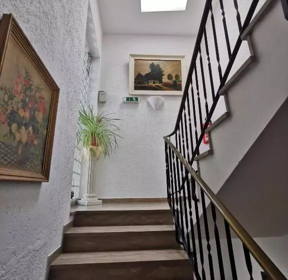 ホテル Zu Den Burgen