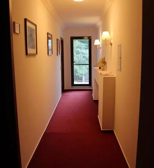 ホテル Zu Den Burgen