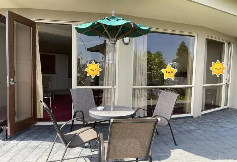 מוטל Chantillys Motor Lodge