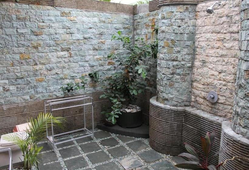 Отель Bronze Bungalows