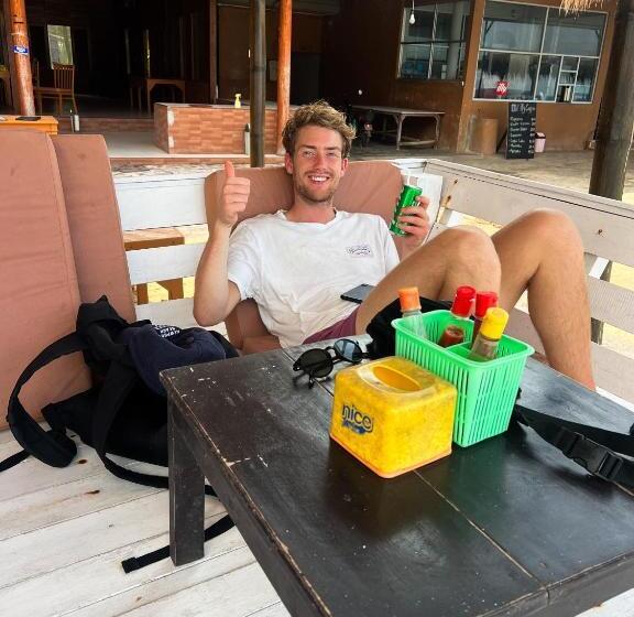 Отель Bronze Bungalows