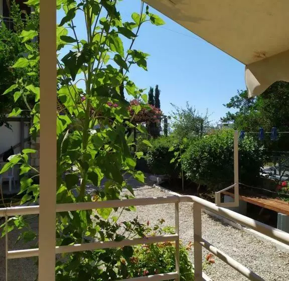 پانسیون Garden Rooms