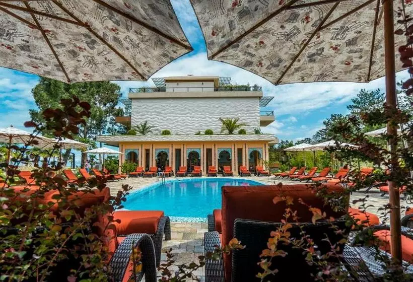 Dreamland Oasis Apart