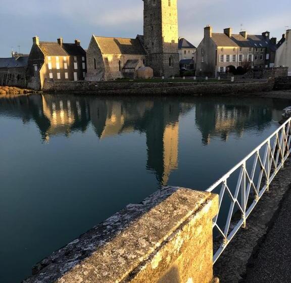 Отель Aux 13 Arches