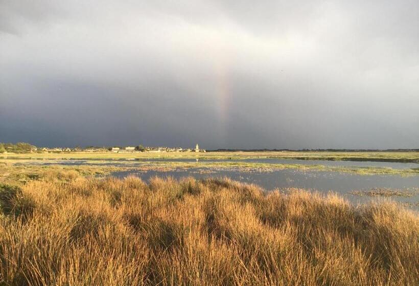 Отель Aux 13 Arches