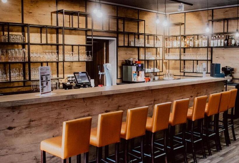 Orange Hotel Und Apartments