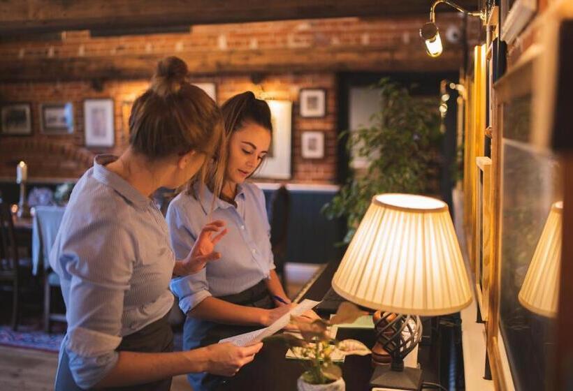 Hotel The Highdown – Brunning And Price