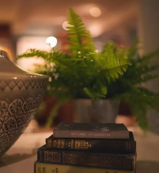 هتل The Highdown – Brunning And Price