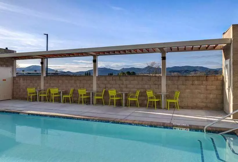 هتل Home2 Suites By Hilton Redding
