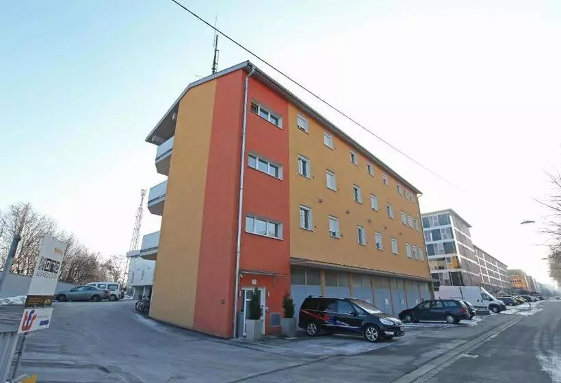 Montagehotel Living@linz