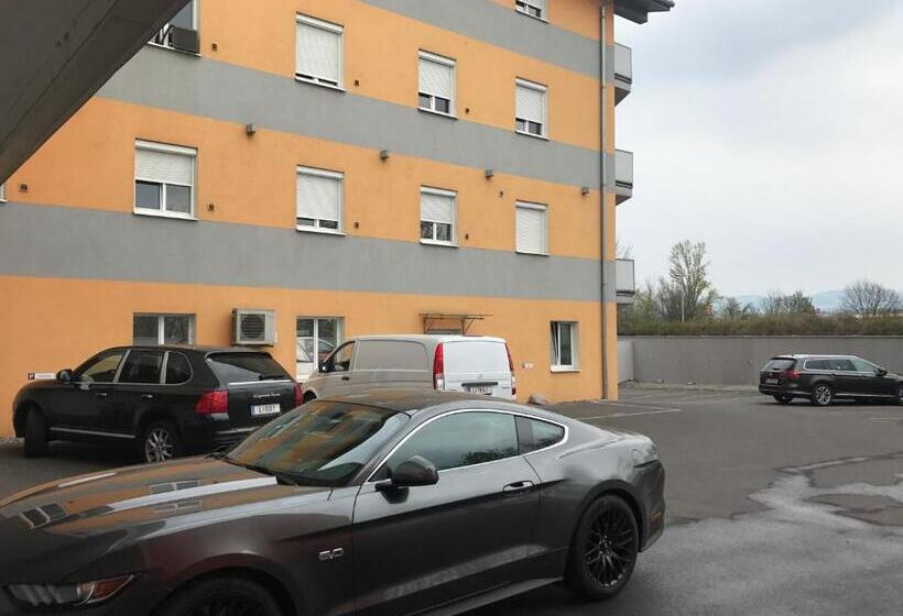 Montagehotel Living@linz