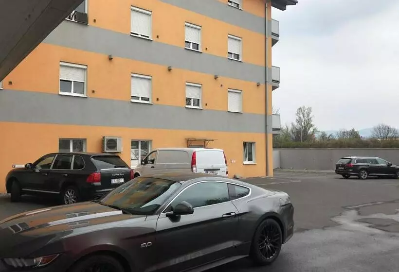 Montagehotel Living@linz