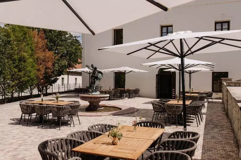 Отель Andrassy Kuria & Spa