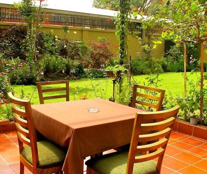 בית מלון כפרי Cayman