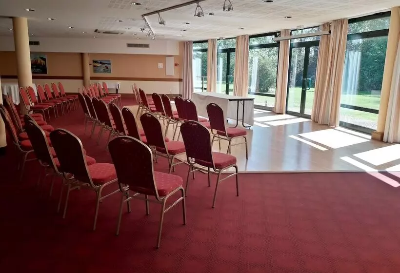 Отель Logis Hôtel Restaurant Le Tulipier