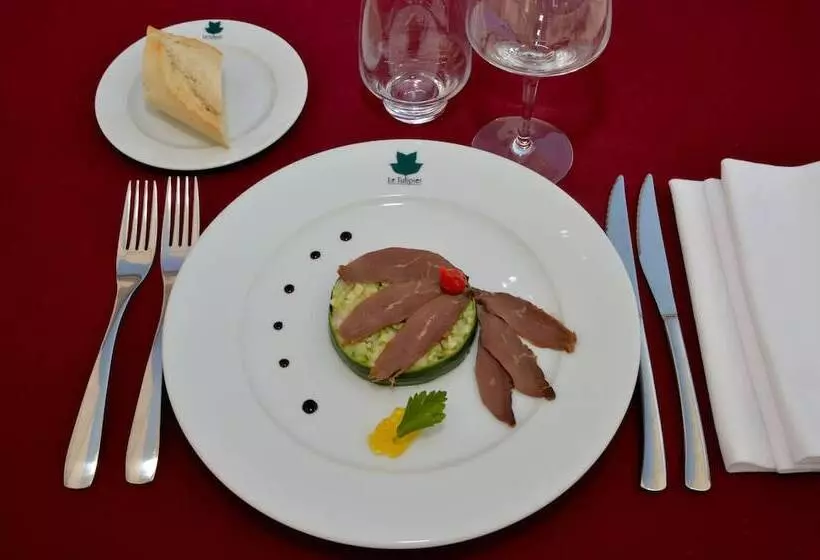 Отель Logis Hôtel Restaurant Le Tulipier