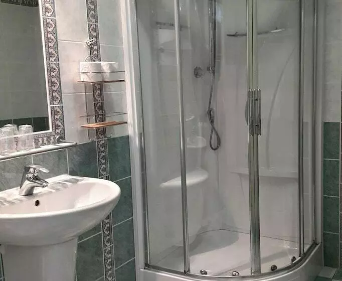 Отель Logis Hôtel Restaurant Le Tulipier