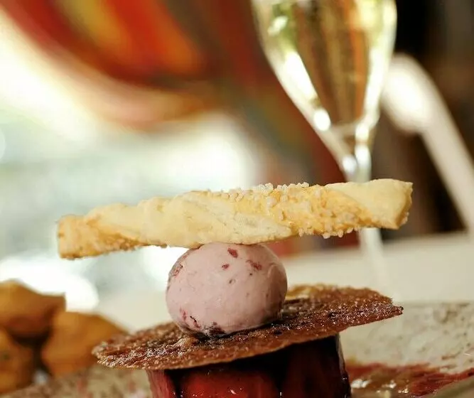 Отель Logis Hôtel Restaurant Le Tulipier