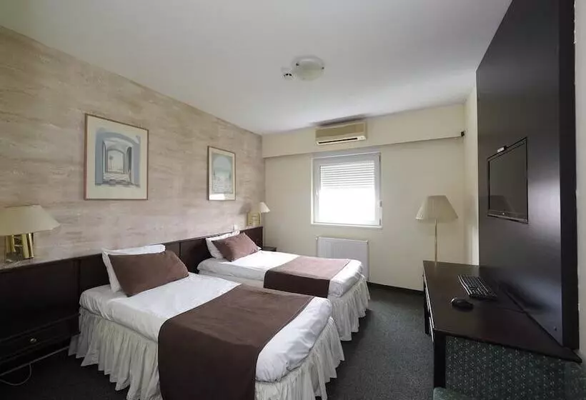 هتل Oasis Beograd