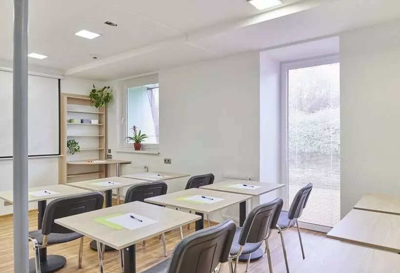 هتل Komorni Hurka