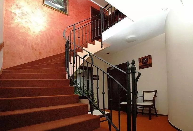 هتل Komorni Hurka