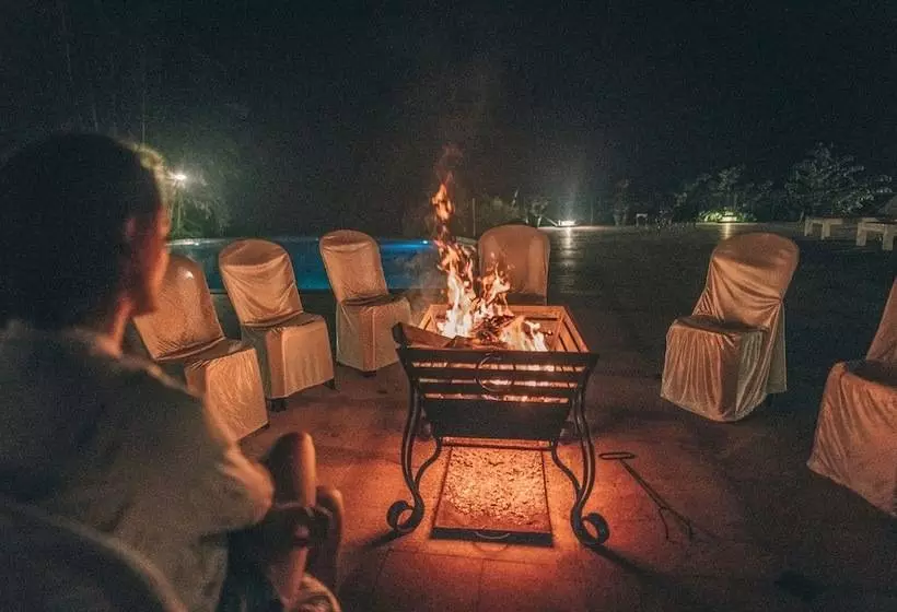 Отель Amritara Ambatty Greens Resort