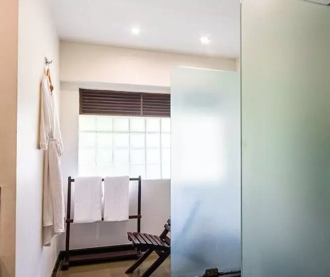 Отель Amritara Ambatty Greens Resort