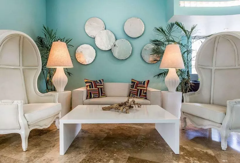 هتل Comfort Inn & Suites